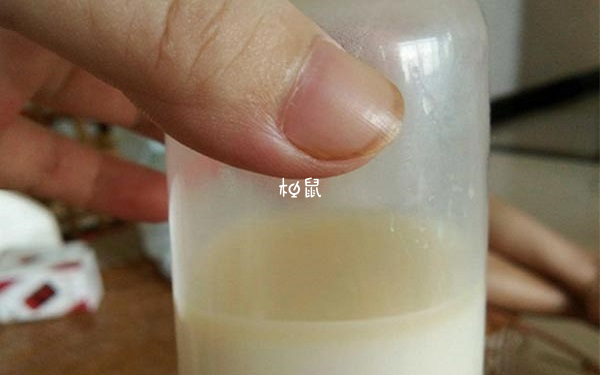 不建议母乳连瓶冷藏保存